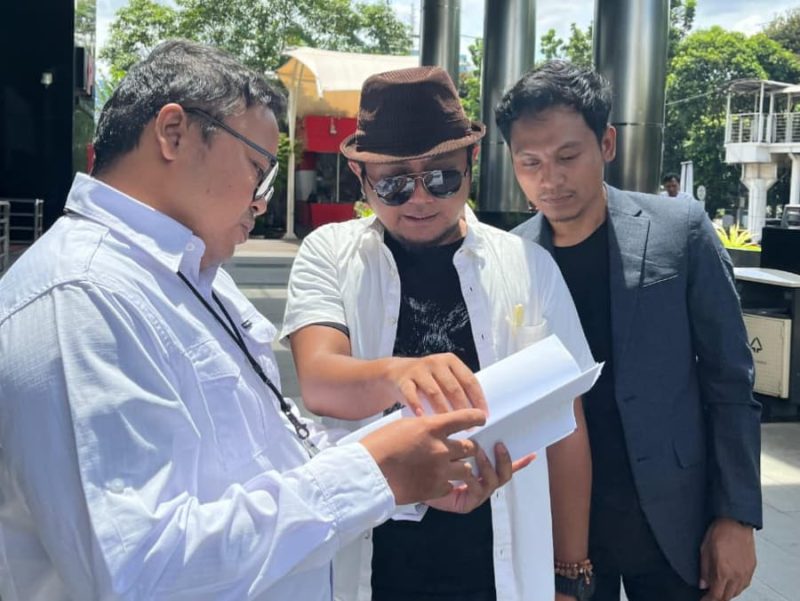 Musfiq menunjukkan berkas laporan dugaan penyimpangan dana hibah Jatim di depan gedung KPK RI, Jakarta.