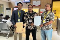 Aksi aktivis antikorupsi di ruang KPK mendesak penyidik membuka peran tiga OPD dalam skema hibah Jatim.