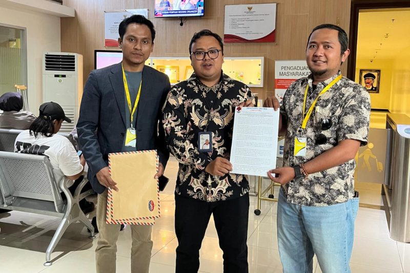 Aksi aktivis antikorupsi di ruang KPK mendesak penyidik membuka peran tiga OPD dalam skema hibah Jatim.