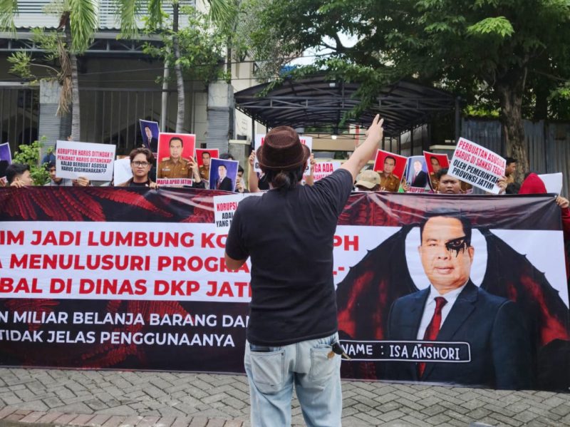 Jaka Jatim menggelar aksi di depan Kantor DKP Jawa Timur untuk mengawal penggunaan APBD agar tepat sasaran dan bebas praktik korupsi.