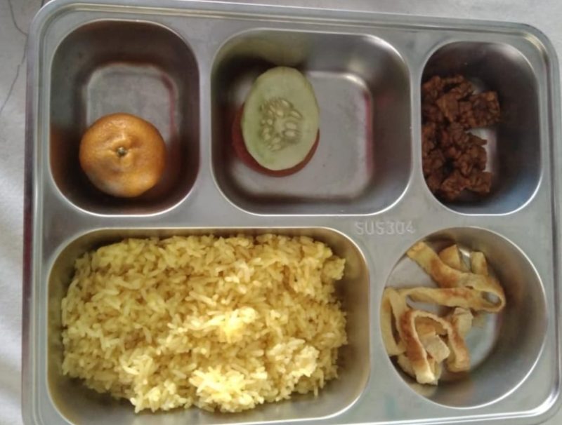 Menu program Makan Bergizi Gratis di SDN Bujur Timur 2, Pamekasan, disebut kerap ditolak siswa karena kualitas makanan dinilai kurang layak.