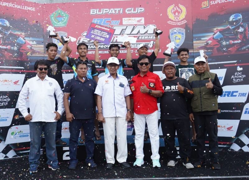 Bupati Pamekasan Kholilurrahman membuka Kejurprov Road Race Seri IV Bupati Cup 2025 di Stadion SGMRP, Sabtu (22/11), yang diikuti pembalap dari berbagai daerah di Jawa Timur dan Madura.(Foto/JTV)