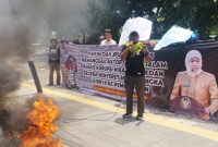 Jaka Jatim menggelar aksi damai di depan Pengadilan Tipikor Surabaya, Senin (26/1/2026), sebagai bentuk protes atas belum tersentuhnya aktor utama korupsi hibah Jatim.