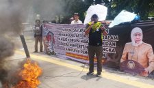 Jaka Jatim menggelar aksi damai di depan Pengadilan Tipikor Surabaya, Senin (26/1/2026), sebagai bentuk protes atas belum tersentuhnya aktor utama korupsi hibah Jatim.