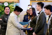 Presiden Prabowo Subianto memberikan apresiasi kepada atlet Indonesia peraih medali SEA Games 2025 di Istana Negara, Jakarta, Kamis (8/1/2025). Penghargaan ini menjadi penyemangat atlet untuk menatap Asian Games hingga Olimpiade.
