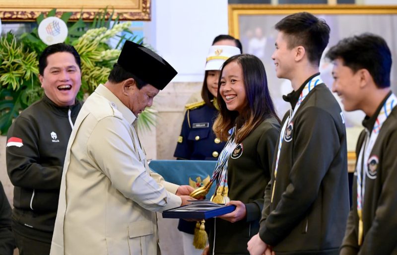 Presiden Prabowo Subianto memberikan apresiasi kepada atlet Indonesia peraih medali SEA Games 2025 di Istana Negara, Jakarta, Kamis (8/1/2025). Penghargaan ini menjadi penyemangat atlet untuk menatap Asian Games hingga Olimpiade.