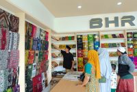 Pembeli memilih sarung sutra BHR dengan beragam motif dan kualitas bahan di Pamekasan.