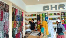Pembeli memilih sarung sutra BHR dengan beragam motif dan kualitas bahan di Pamekasan.