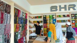 Pembeli memilih sarung sutra BHR dengan beragam motif dan kualitas bahan di Pamekasan.