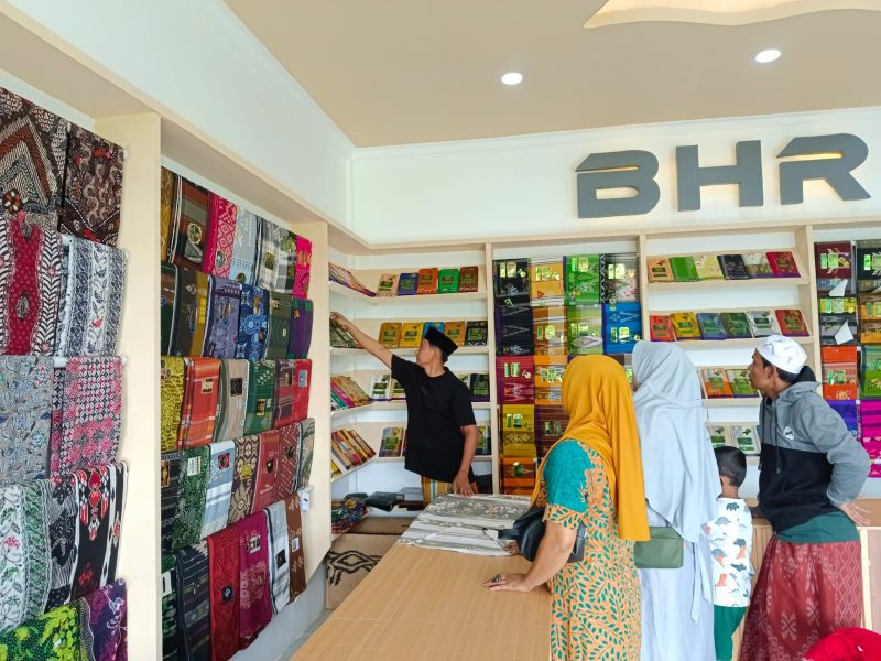 Pembeli memilih sarung sutra BHR dengan beragam motif dan kualitas bahan di Pamekasan.