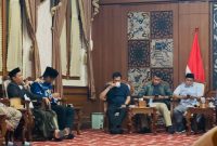 Owner PR. Cahaya Pro H. Fathor Rosi (pegang mik), saat menyampaikan gagasan dan aspirasinya di hadapan Forkopimda Pamekasan.