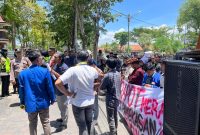 Komisariat UIN Madura menggelar aksi demonstrasi di depan Kantor Bupati Pamekasan, Kamis (12/3/2026). Aksi tersebut memprotes pengawasan program Makan Bergizi Gratis (MBG) yang dinilai belum maksimal.