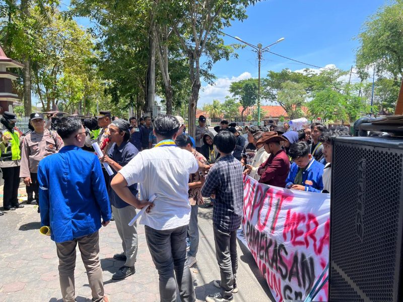 Komisariat UIN Madura menggelar aksi demonstrasi di depan Kantor Bupati Pamekasan, Kamis (12/3/2026). Aksi tersebut memprotes pengawasan program Makan Bergizi Gratis (MBG) yang dinilai belum maksimal.