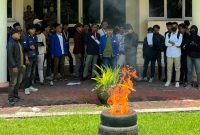 Mahasiswa PMII UIN Madura berunjuk rasa dengan membakar ban di depan Kantor Bupati Pamekasan, Kamis (12/3/2026), sebagai bentuk protes terhadap pengawasan Program Makan Bergizi Gratis (MBG).