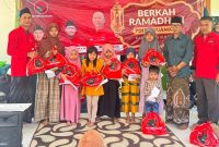 PAC PDI Perjuangan Arjasa saat membagikan santunan kepada anak yatim dan kamu duafa.