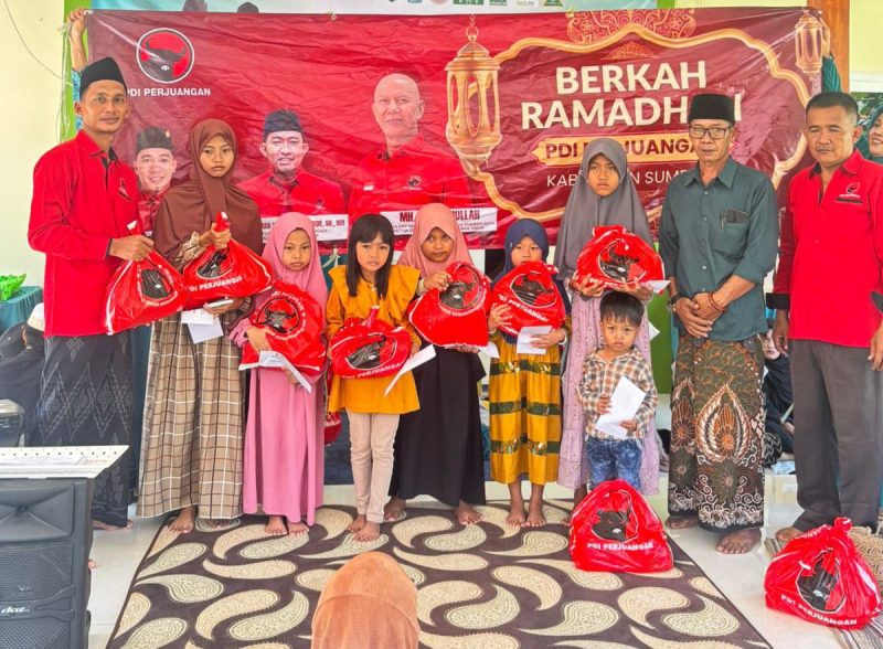 PAC PDI Perjuangan Arjasa saat membagikan santunan kepada anak yatim dan kamu duafa.