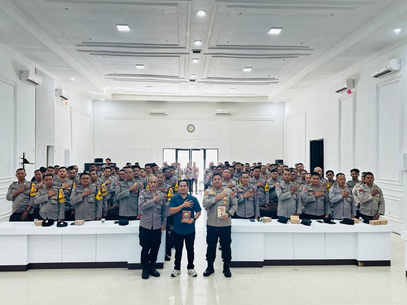 Petugas Komisi Pemberantasan Korupsi (KPK) membawa sejumlah pihak hasil OTT di Tulungagung, Jawa Timur, Jumat (10/4/2026) malam. Total 16 orang diamankan, termasuk Bupati Tulungagung.
