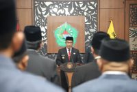 Bupati Pamekasan Kholilurrahman menerbitkan surat edaran yang melarang ASN terlibat judi, pinjol ilegal, serta aktivitas tidak produktif saat jam kerja sebagai upaya memperkuat disiplin dan menjaga integritas aparatur.