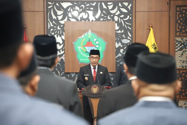 Bupati Pamekasan Kholilurrahman menerbitkan surat edaran yang melarang ASN terlibat judi, pinjol ilegal, serta aktivitas tidak produktif saat jam kerja sebagai upaya memperkuat disiplin dan menjaga integritas aparatur.