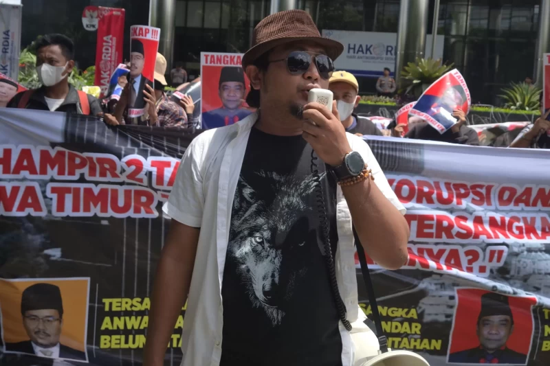 Sebanyak 16 tersangka kasus dugaan korupsi dana hibah APBD Jawa Timur belum ditahan oleh Komisi Pemberantasan Korupsi meski telah ditetapkan sejak Juli 2024. Kondisi ini memicu sorotan publik.