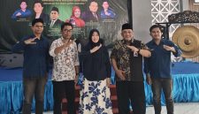 Momen foto bersama Ansari dan Dekanat beserta Gubernur BEM FIA UNIRA (foto: ist)