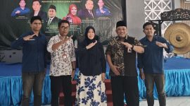 Momen foto bersama Ansari dan Dekanat beserta Gubernur BEM FIA UNIRA (foto: ist)