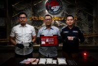 Ilustrasi: Petugas Satresnarkoba Polres Pamekasan menunjukkan barang bukti sabu-sabu seberat total 54,44 gram dan uang tunai yang diduga hasil transaksi narkotika usai mengungkap jaringan peredaran narkoba di Desa Campor, Kecamatan Proppo, Kabupaten Pamekasan. Tiga tersangka diamankan dalam operasi tersebut. Foto: Humas Polres Pamekasan.