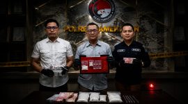 Ilustrasi: Petugas Satresnarkoba Polres Pamekasan menunjukkan barang bukti sabu-sabu seberat total 54,44 gram dan uang tunai yang diduga hasil transaksi narkotika usai mengungkap jaringan peredaran narkoba di Desa Campor, Kecamatan Proppo, Kabupaten Pamekasan. Tiga tersangka diamankan dalam operasi tersebut. Foto: Humas Polres Pamekasan.