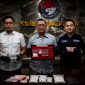 Ilustrasi: Petugas Satresnarkoba Polres Pamekasan menunjukkan barang bukti sabu-sabu seberat total 54,44 gram dan uang tunai yang diduga hasil transaksi narkotika usai mengungkap jaringan peredaran narkoba di Desa Campor, Kecamatan Proppo, Kabupaten Pamekasan. Tiga tersangka diamankan dalam operasi tersebut. Foto: Humas Polres Pamekasan.